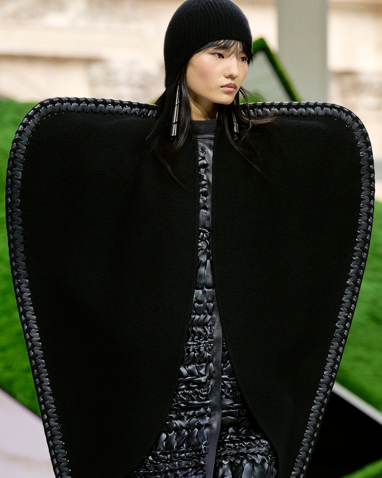 【ラスト値下げ】LOUIS VUITTON ニットポンチョ 2026秋冬ウィメンズ・ファッションショー｜ルイ・ヴィトン 公式サイト