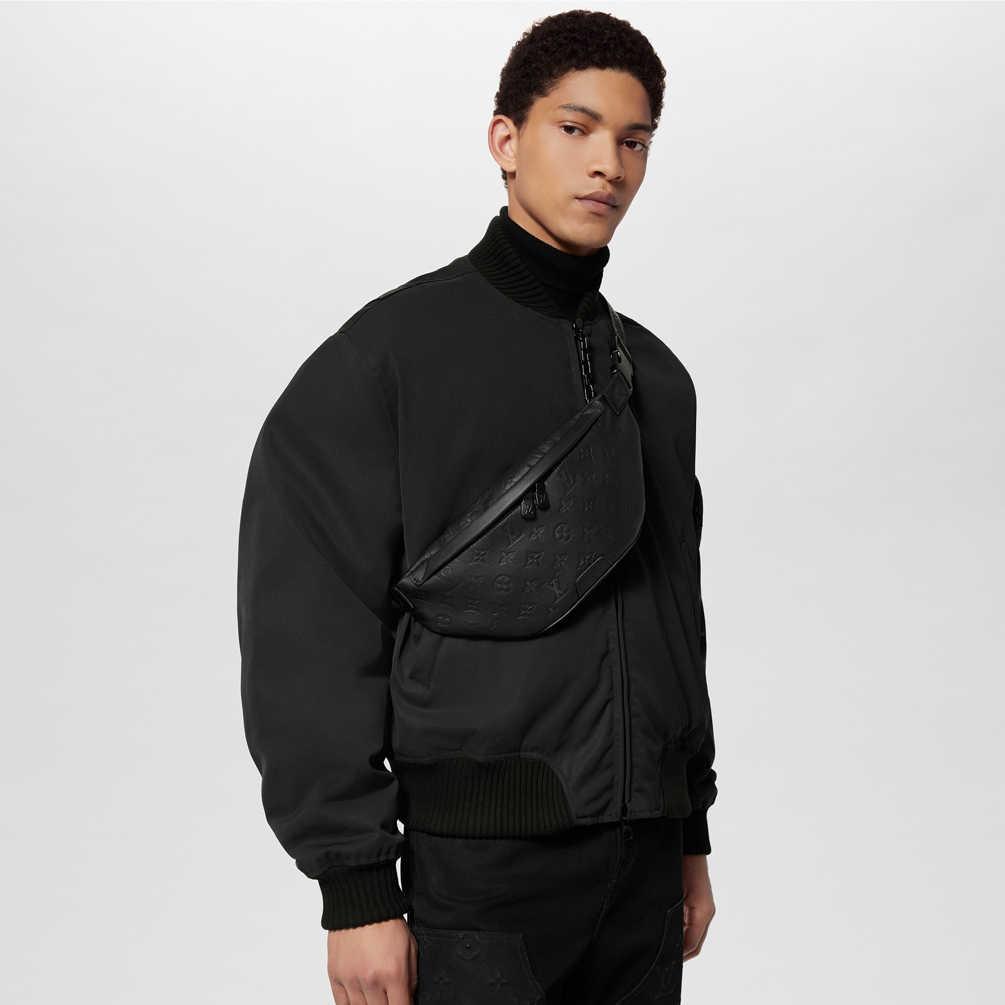 ディスカバリー･バムバッグ PM モノグラム･シャドウ メンズ バッグ (製品ズーム)