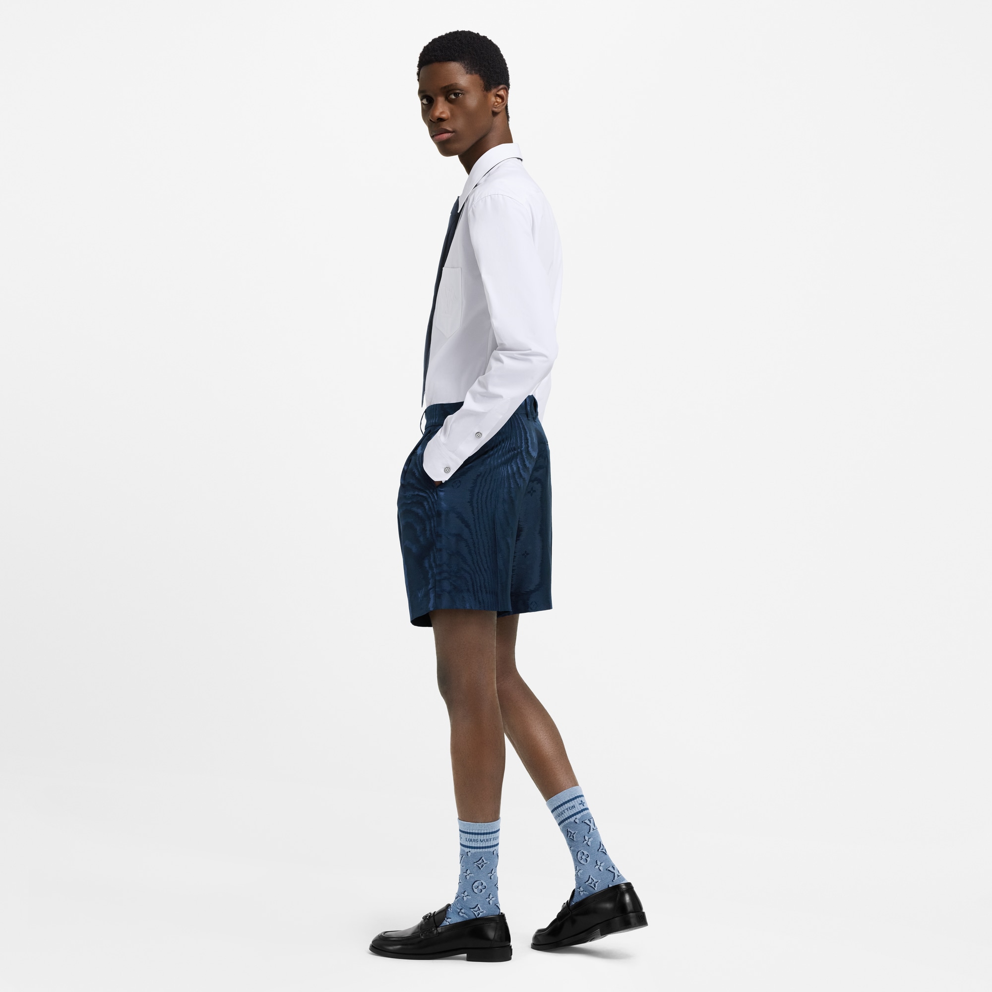 エンボスド シグネチャー ロングスリーブコットンシャツ  メンズ ウェア(洋服) (製品ズーム)