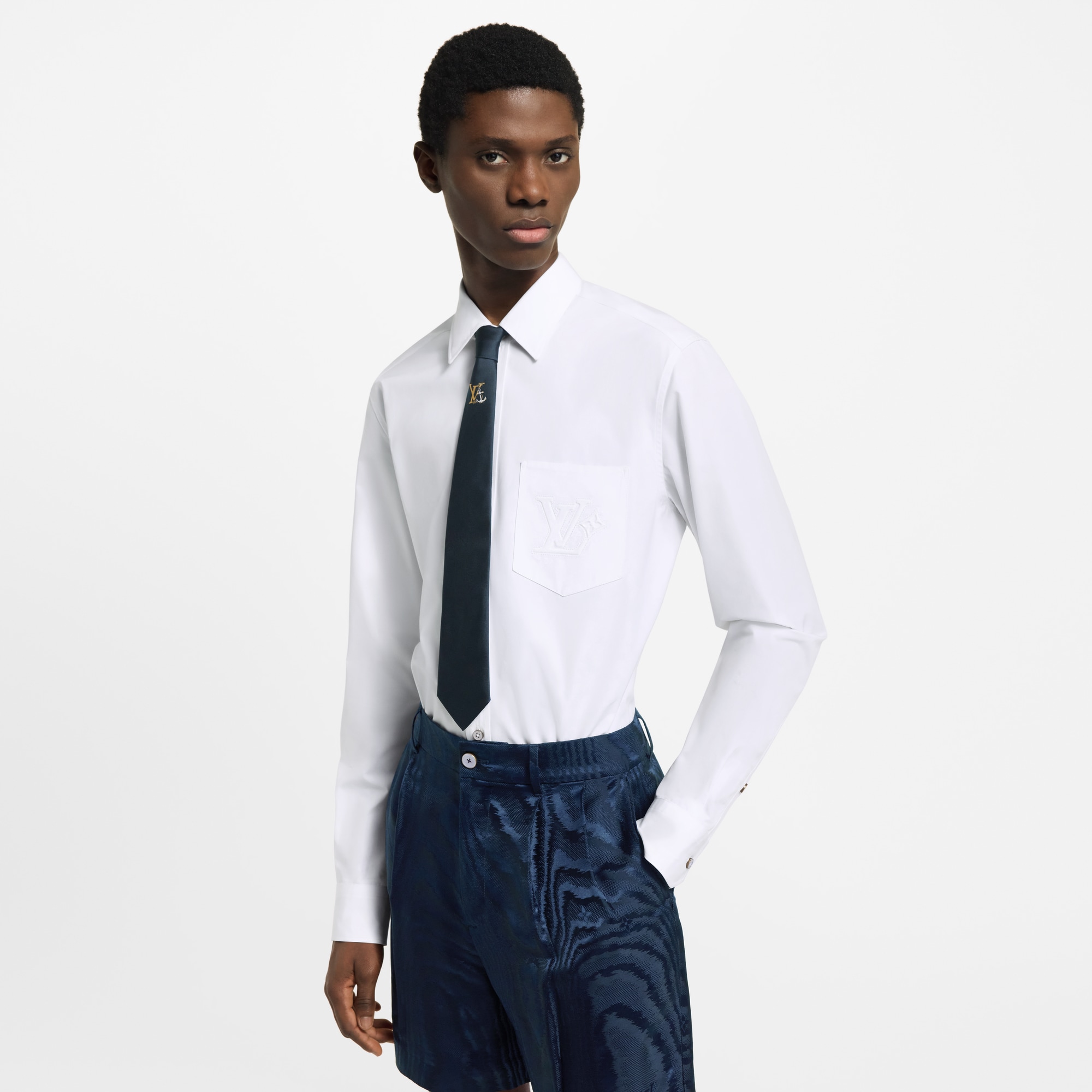 エンボスド シグネチャー ロングスリーブコットンシャツ  メンズ ウェア(洋服) (製品ズーム)