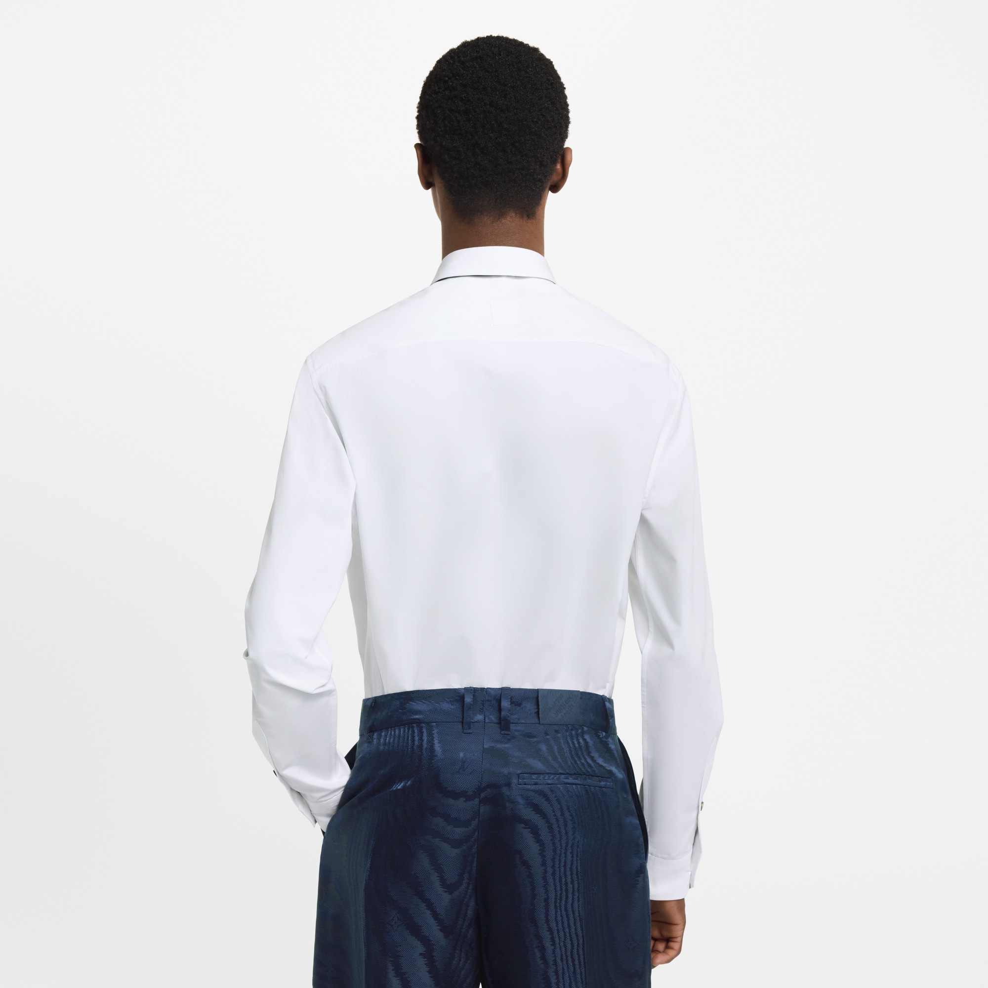 エンボスド シグネチャー ロングスリーブコットンシャツ  メンズ ウェア(洋服) (製品ズーム)