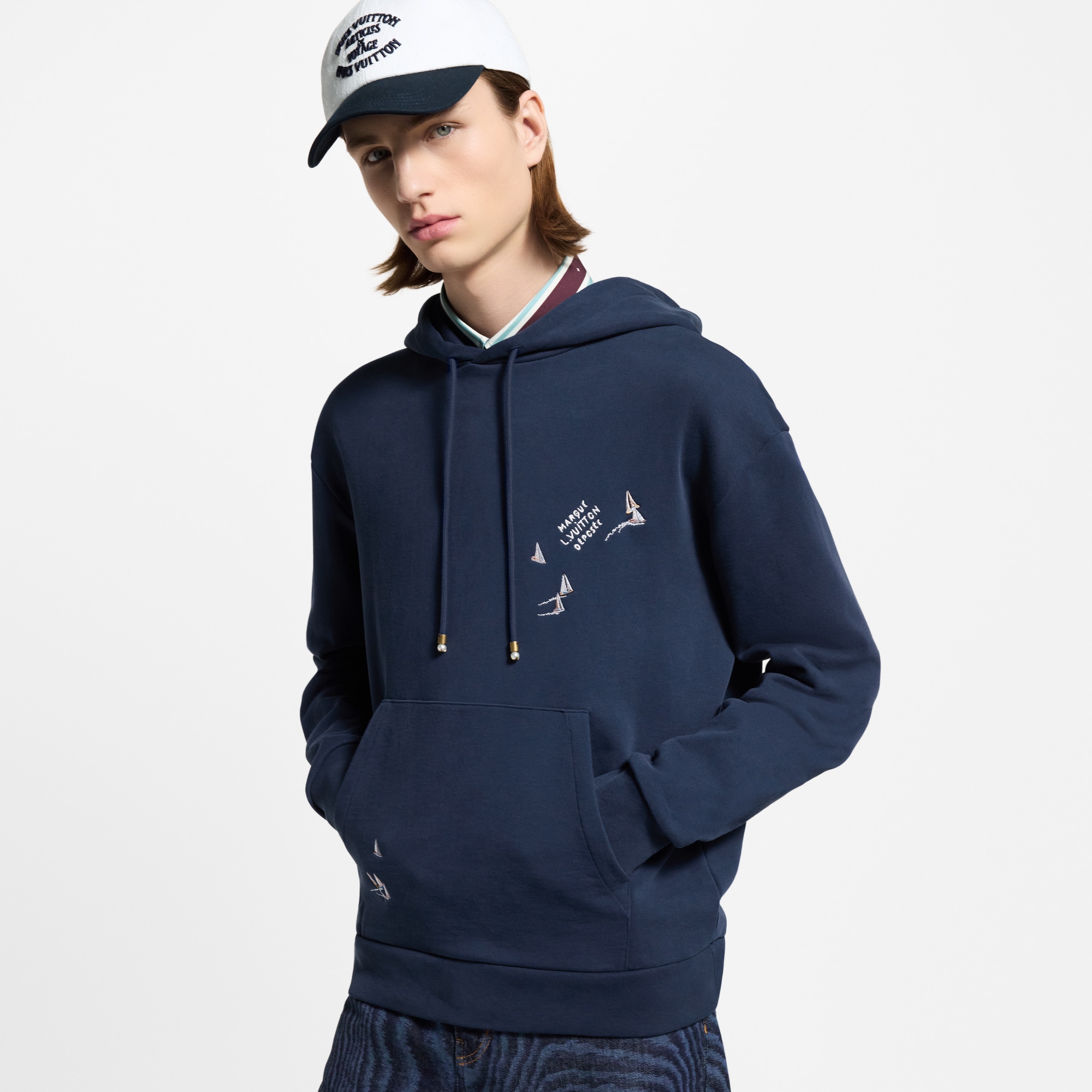 エンブロイダリー シグネチャー フーディ  メンズ ウェア(洋服) (製品ズーム)