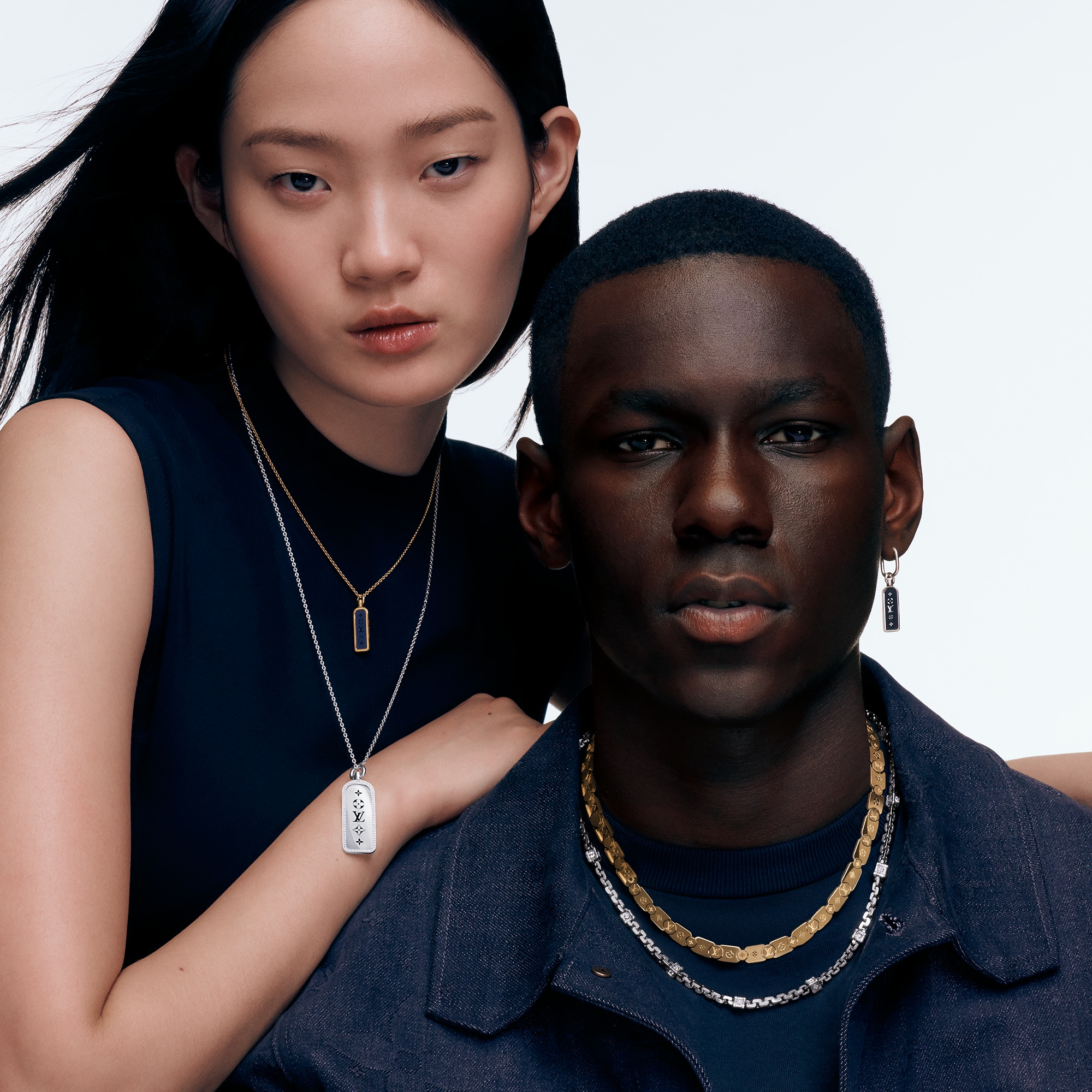 スモールタグペンダント レ ガストン ヴィトン (イエローゴールド×チタニウム)  Les Extraordinaires(レ･ゼクストラオーディネル) ジュエリー (製品ズーム)