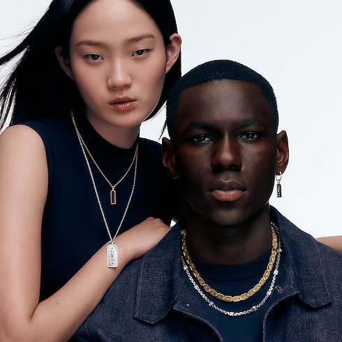 スモールタグペンダント レ ガストン ヴィトン (イエローゴールド×チタニウム) Les Extraordinaires(レ・ゼクストラオーディネル) ジュエリー (製品ズーム)