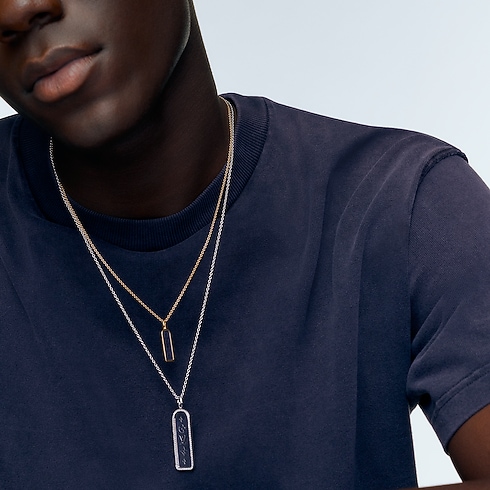 スモールタグペンダント レ ガストン ヴィトン (イエローゴールド×チタニウム) Les Extraordinaires(レ・ゼクストラオーディネル) ジュエリー (製品ズーム)