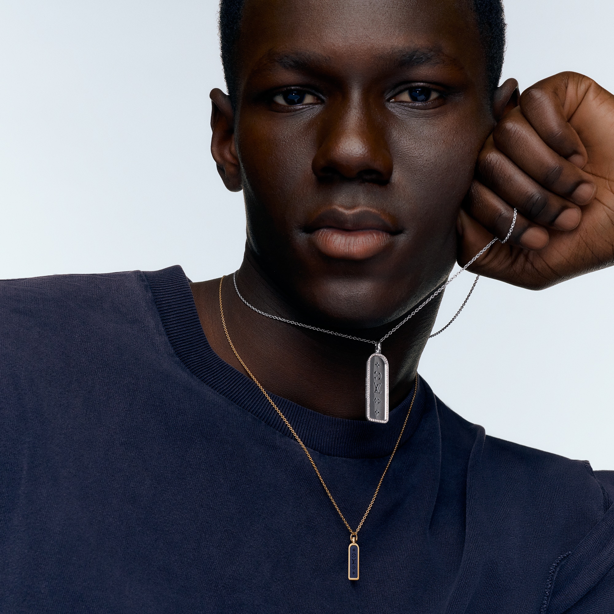 スモールタグペンダント レ ガストン ヴィトン (イエローゴールド×チタニウム)  Les Extraordinaires(レ･ゼクストラオーディネル) ジュエリー (製品ズーム)