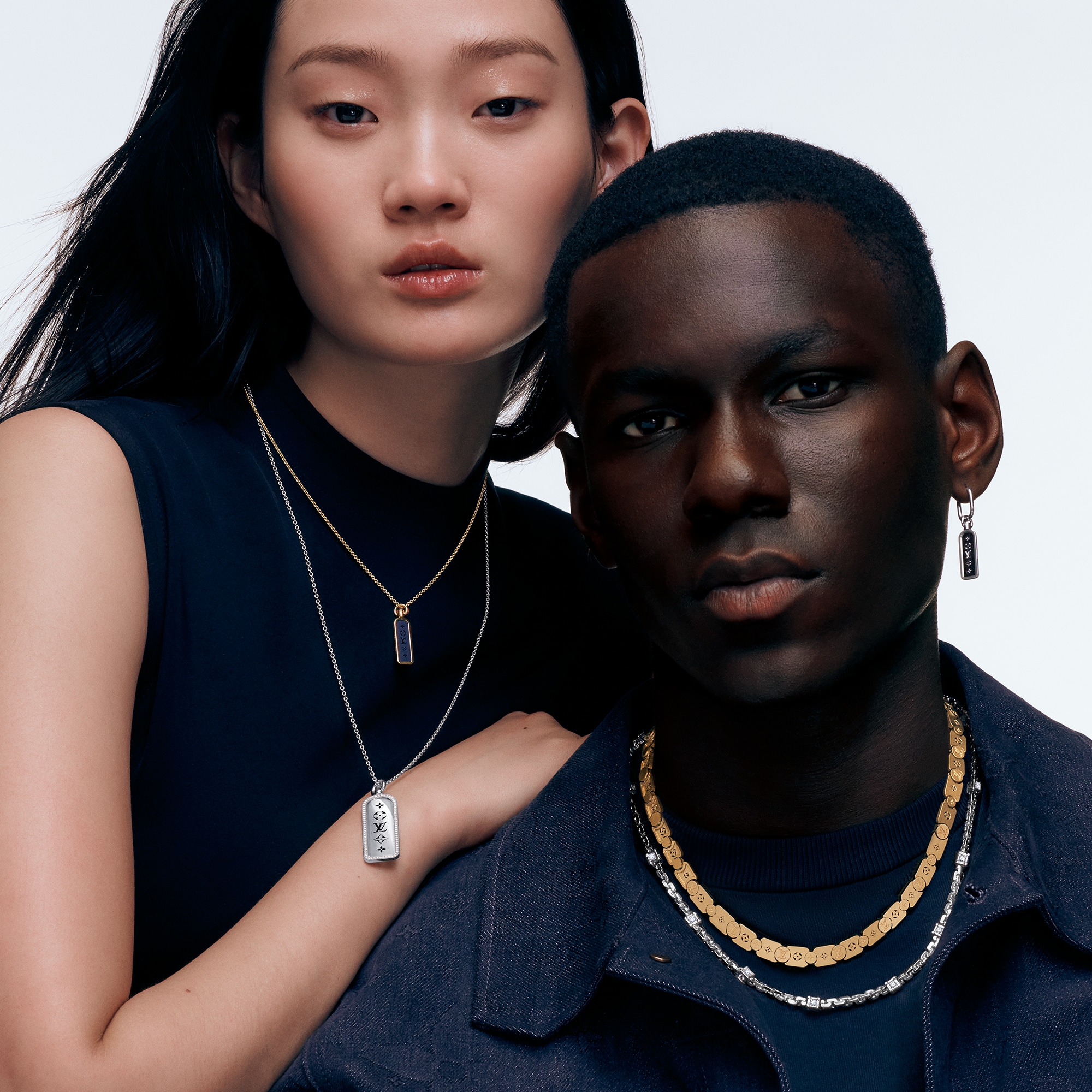 スモールタグペンダント レ ガストン ヴィトン (イエローゴールド×チタニウム)  Les Extraordinaires(レ･ゼクストラオーディネル) ジュエリー (製品ズーム)