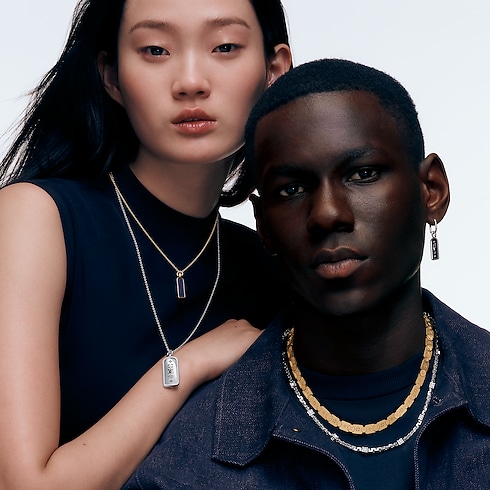 スモールタグペンダント レ ガストン ヴィトン (イエローゴールド×チタニウム) Les Extraordinaires(レ・ゼクストラオーディネル) ジュエリー (製品ズーム)