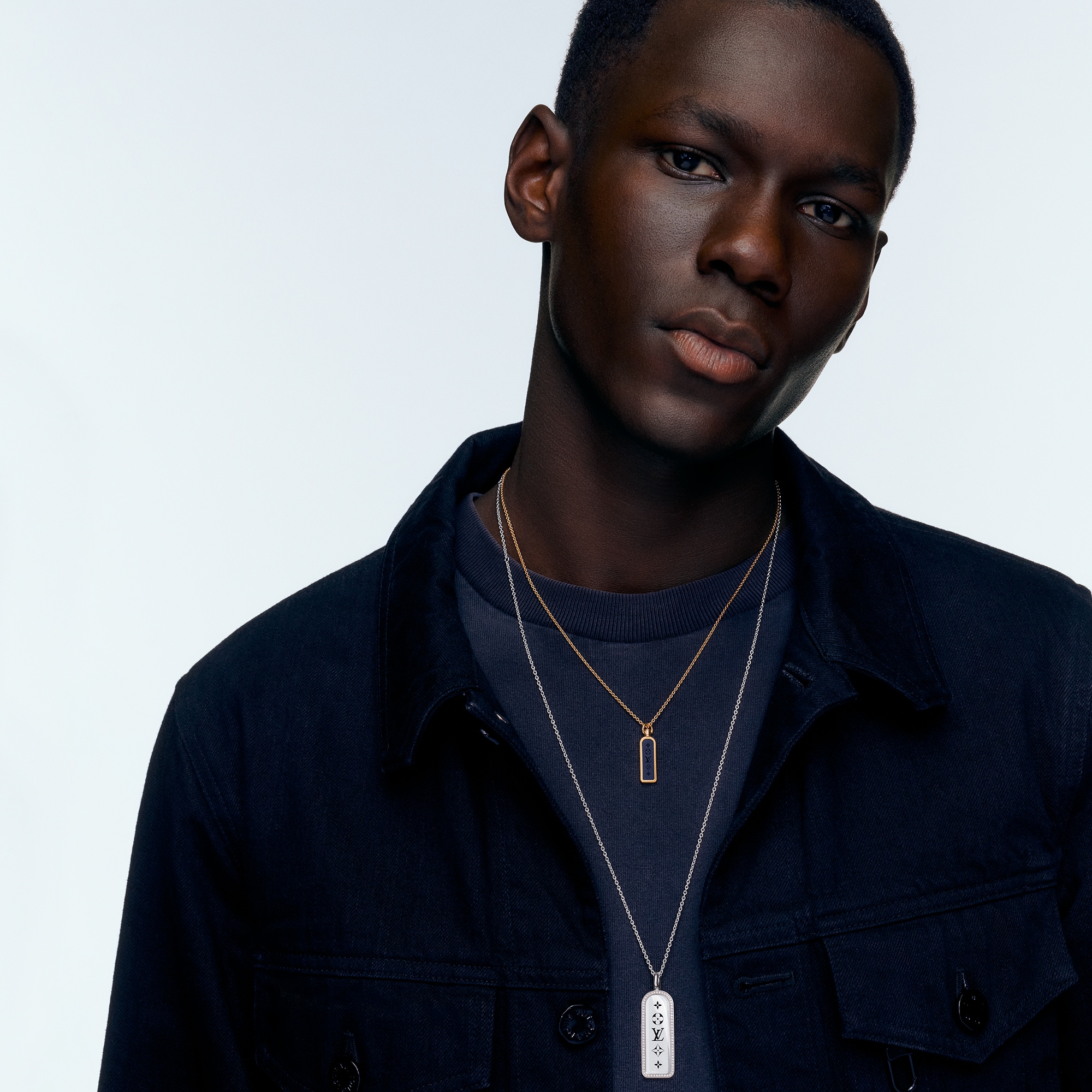 スモールタグペンダント レ ガストン ヴィトン (イエローゴールド×チタニウム)  Les Extraordinaires(レ･ゼクストラオーディネル) ジュエリー (製品ズーム)