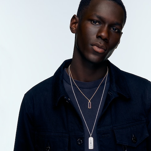 スモールタグペンダント レ ガストン ヴィトン (イエローゴールド×チタニウム) Les Extraordinaires(レ・ゼクストラオーディネル) ジュエリー (製品ズーム)