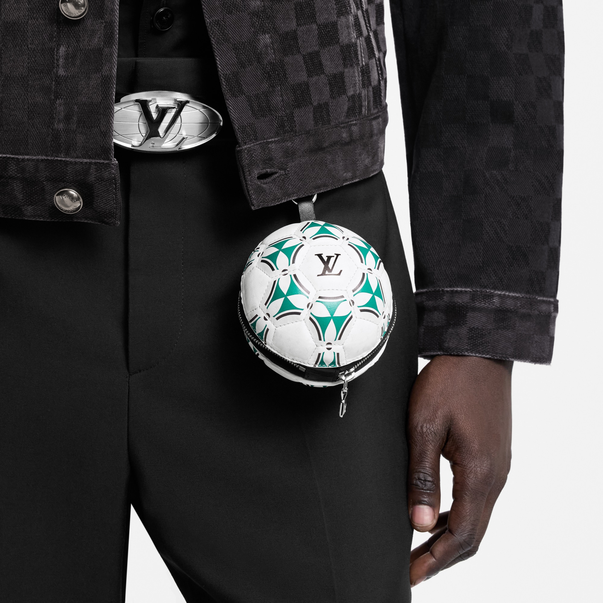 バッグチャーム･LV フットボール ポーチ S00 メンズ アクセサリー (製品ズーム)