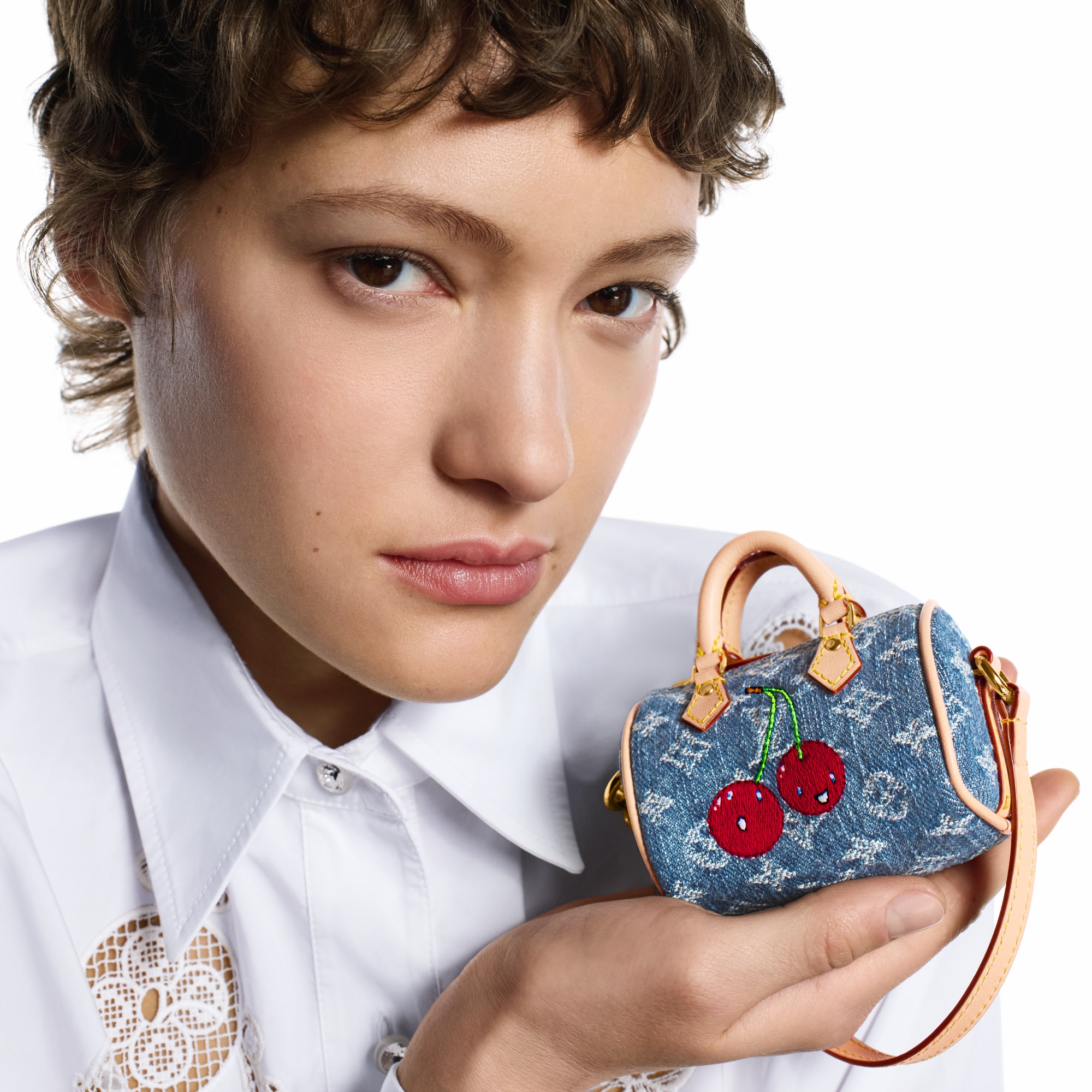 LV × TM バッグチャーム･マイクロ スピーディ モノグラム デニム･チェリー S00 ウィメンズ アクセサリー (製品ズーム)