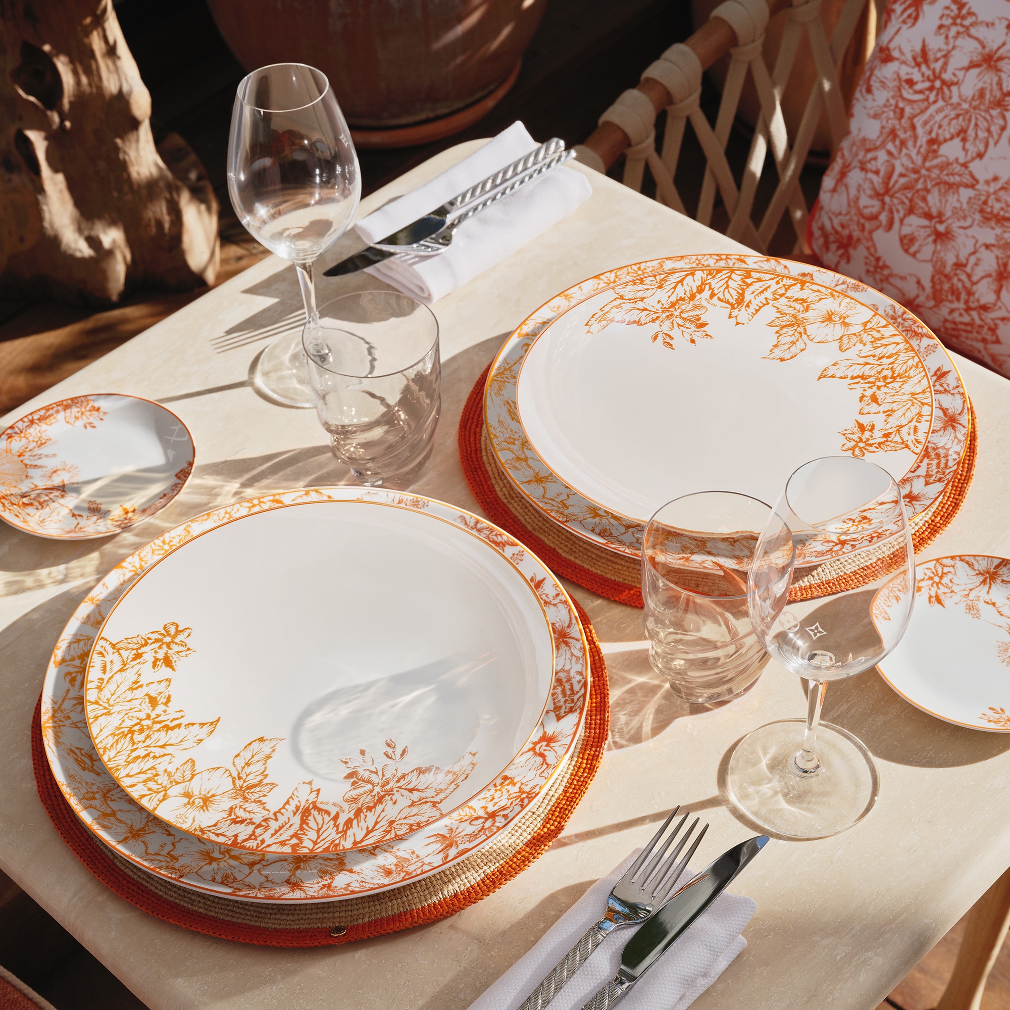 Set Of 2 Dessert Plates LV By The Pool ｜ルイ・ヴィトン 公式サイト 