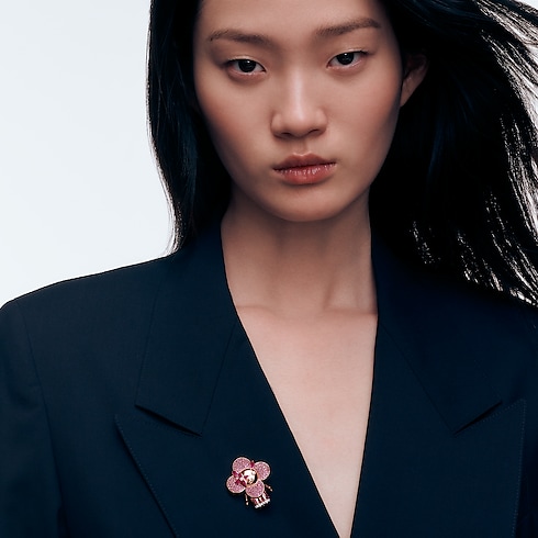 ペンダント ヴィヴィエンヌ ピッグ(ピンクゴールド×ラッカー×ダイヤモンド×サファイア) Les Extraordinaires(レ・ゼクストラオーディネル) ジュエリー (製品ズーム)